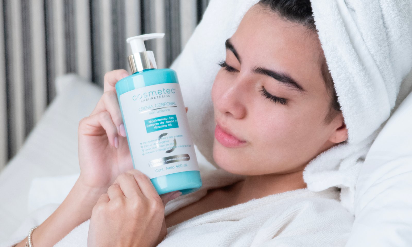 Aplicando crema corporal hidratante
