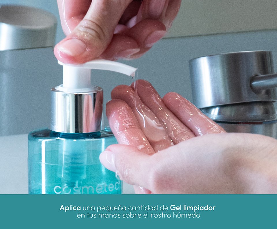 Aplica el gel limpiador en la palma de tu mano