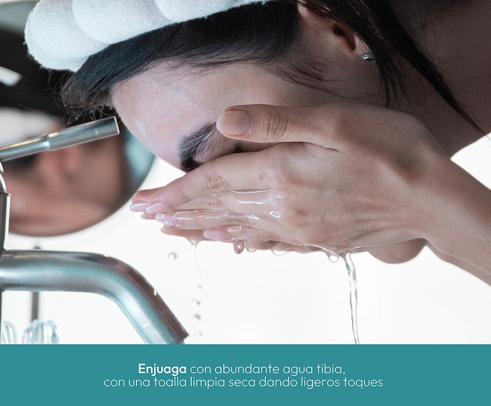 Enjuaga con abundante agua tibia