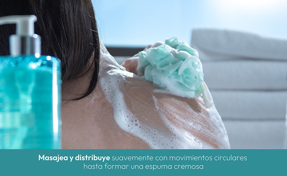 Masajea y distribuye suavemente el jabón